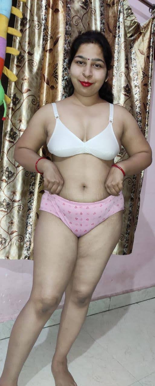 Sexy delhi bhabhi showing body to camera