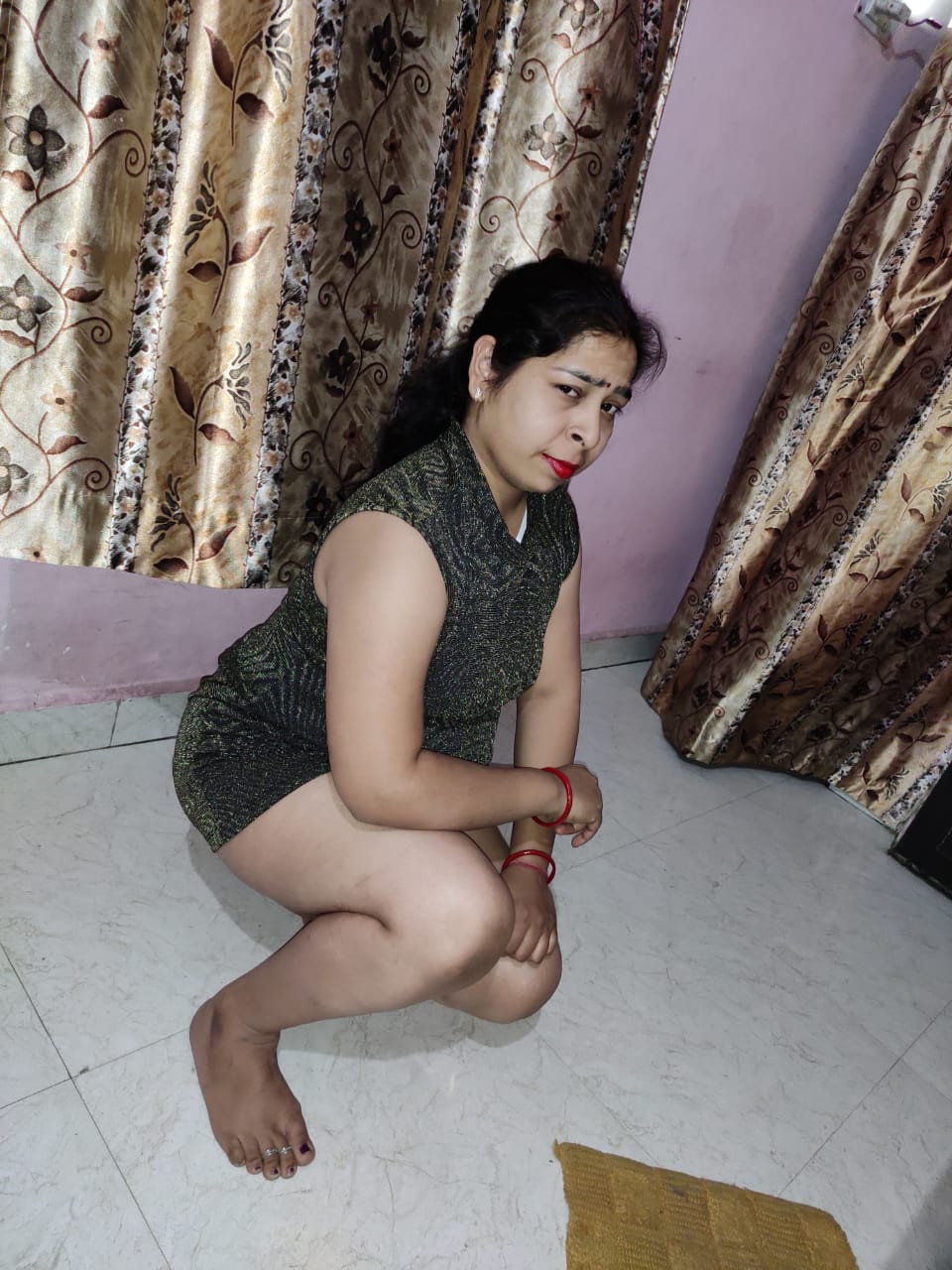Sexy delhi bhabhi showing body to camera