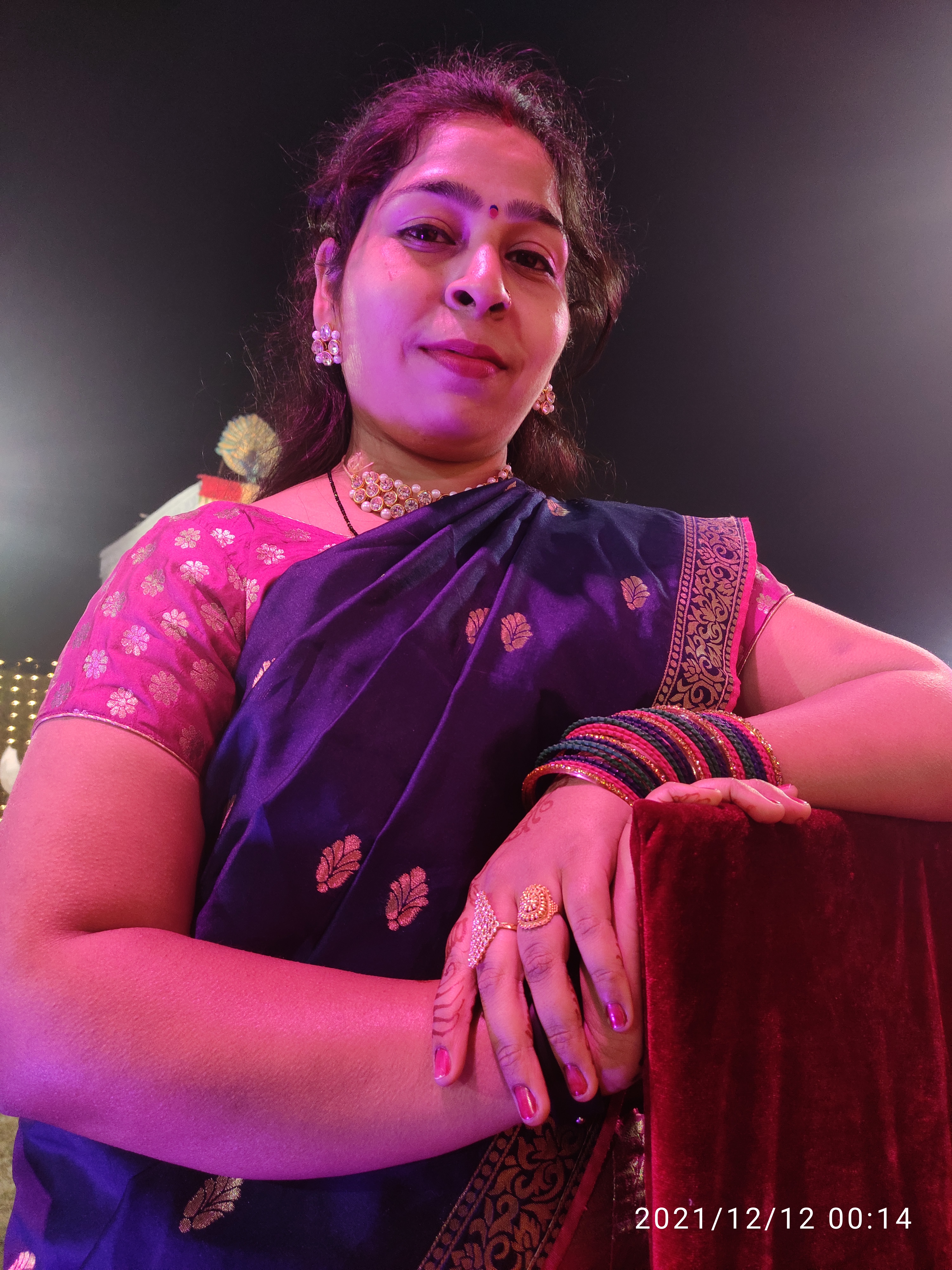 Sexy delhi bhabhi showing body to camera