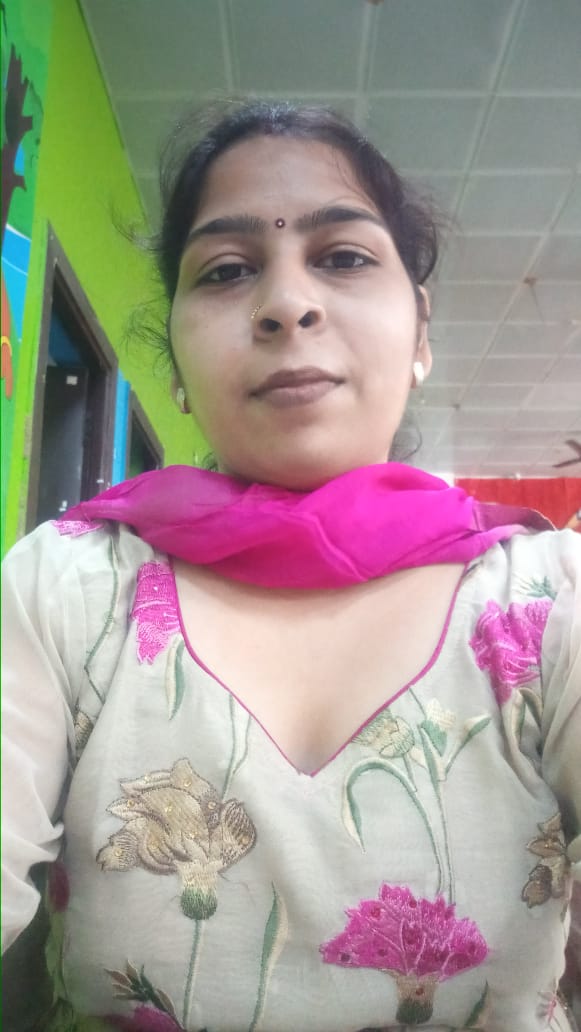 Sexy delhi bhabhi showing body to camera