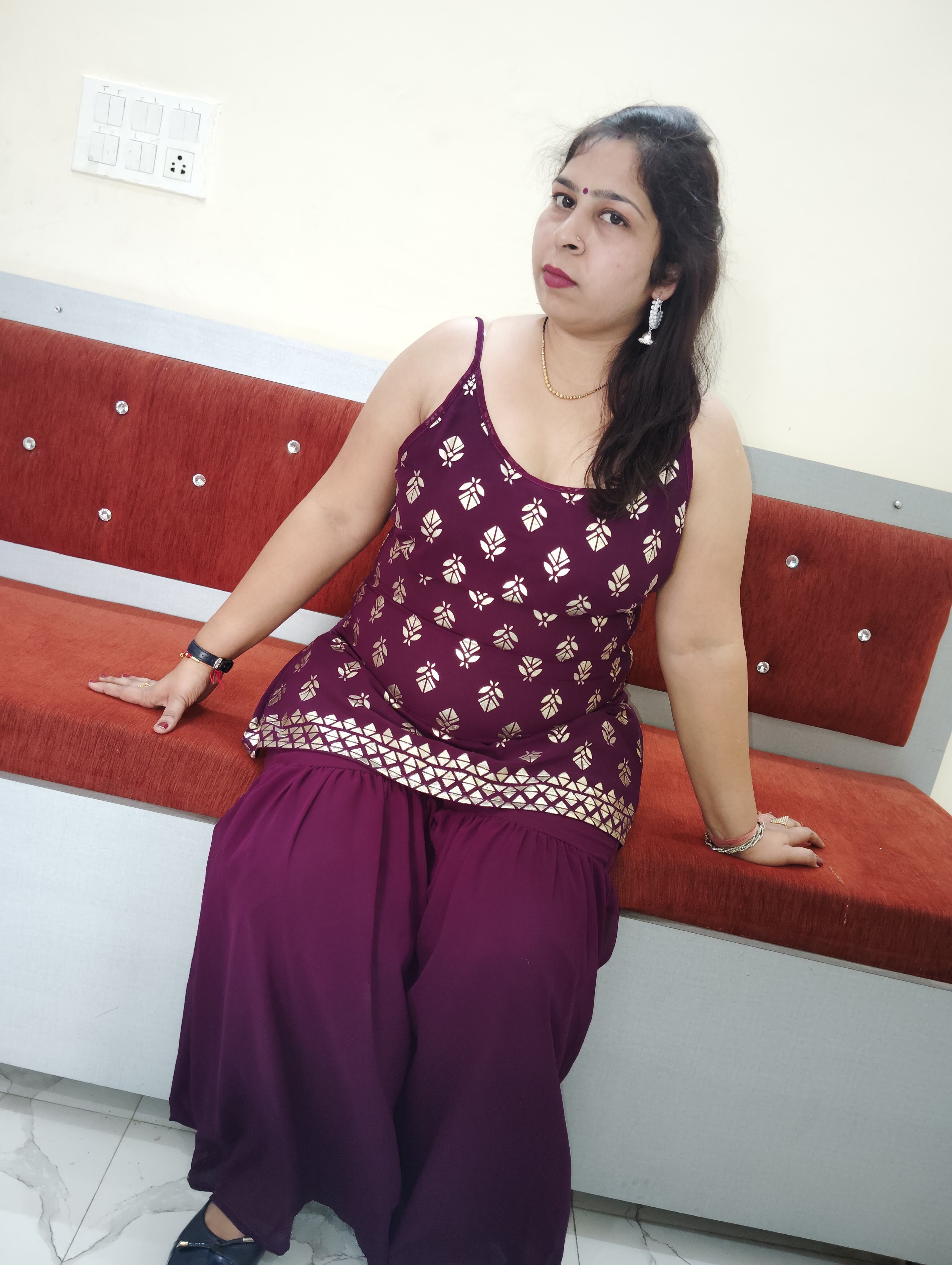 Sexy delhi bhabhi showing body to camera