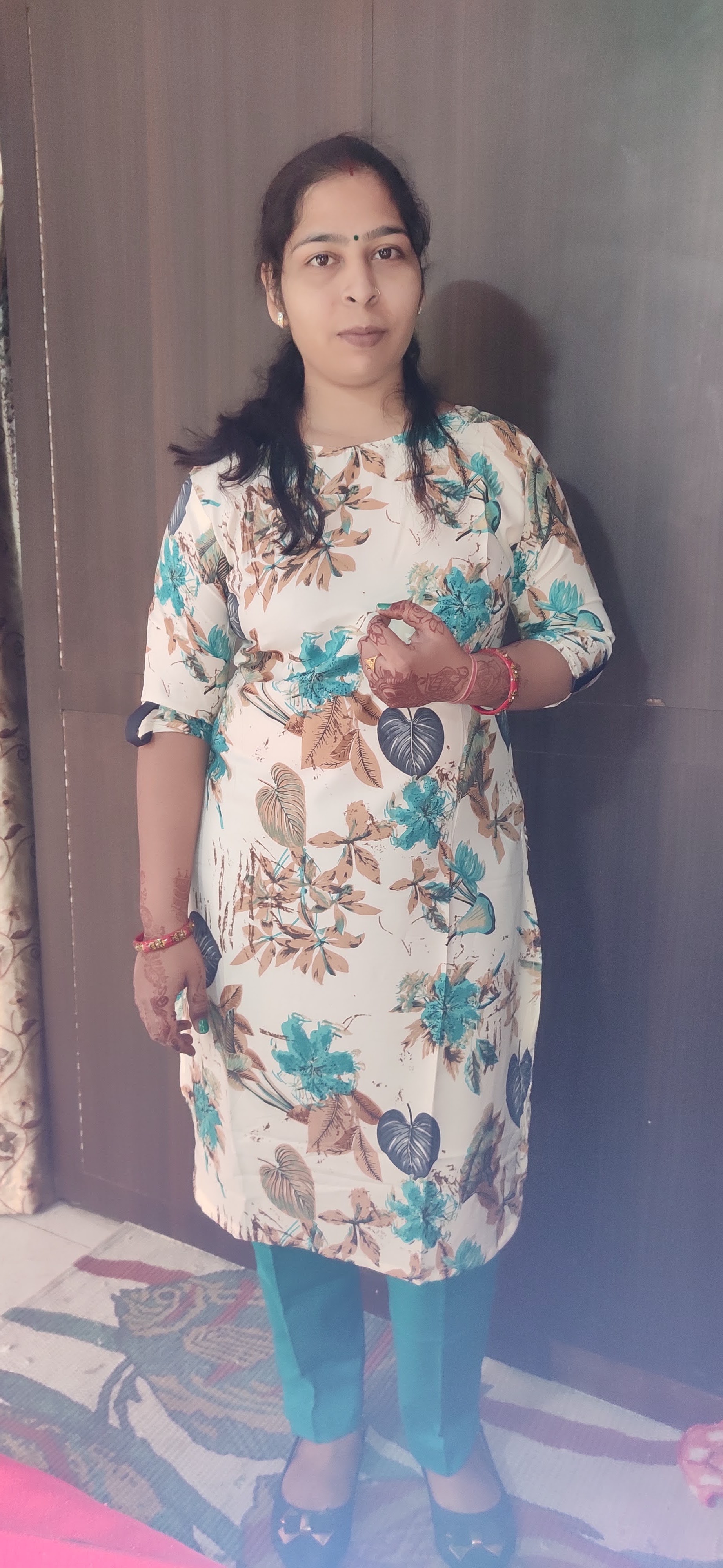Sexy delhi bhabhi showing body to camera