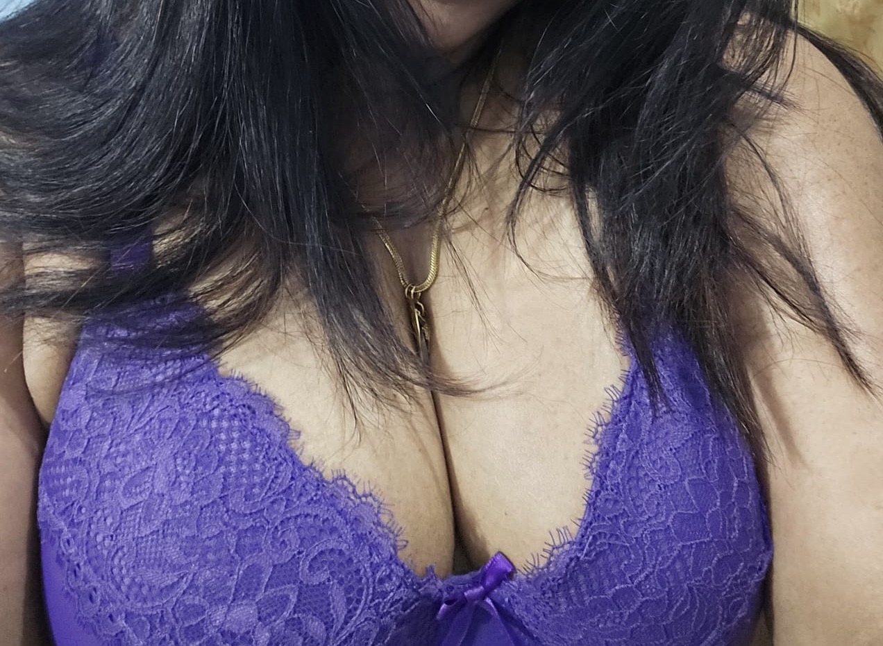 Hot cleavage Indian aunty