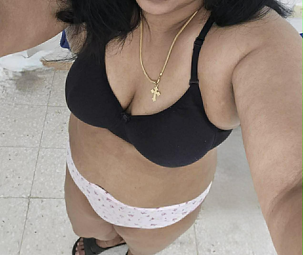 Hot cleavage Indian aunty
