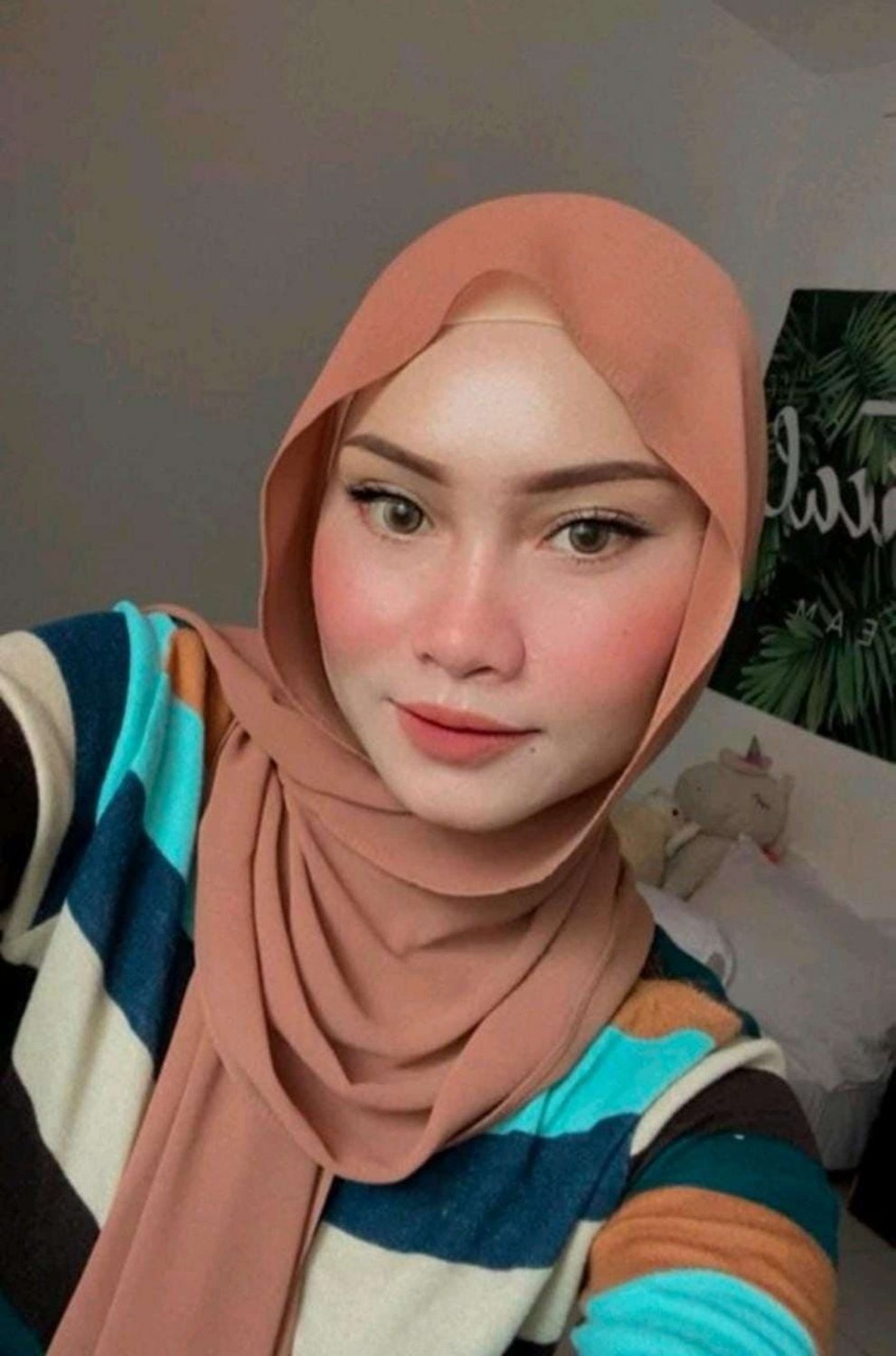 Beautiful Hijabi Muslim girl leaks video call fingering licking pussy and cum out