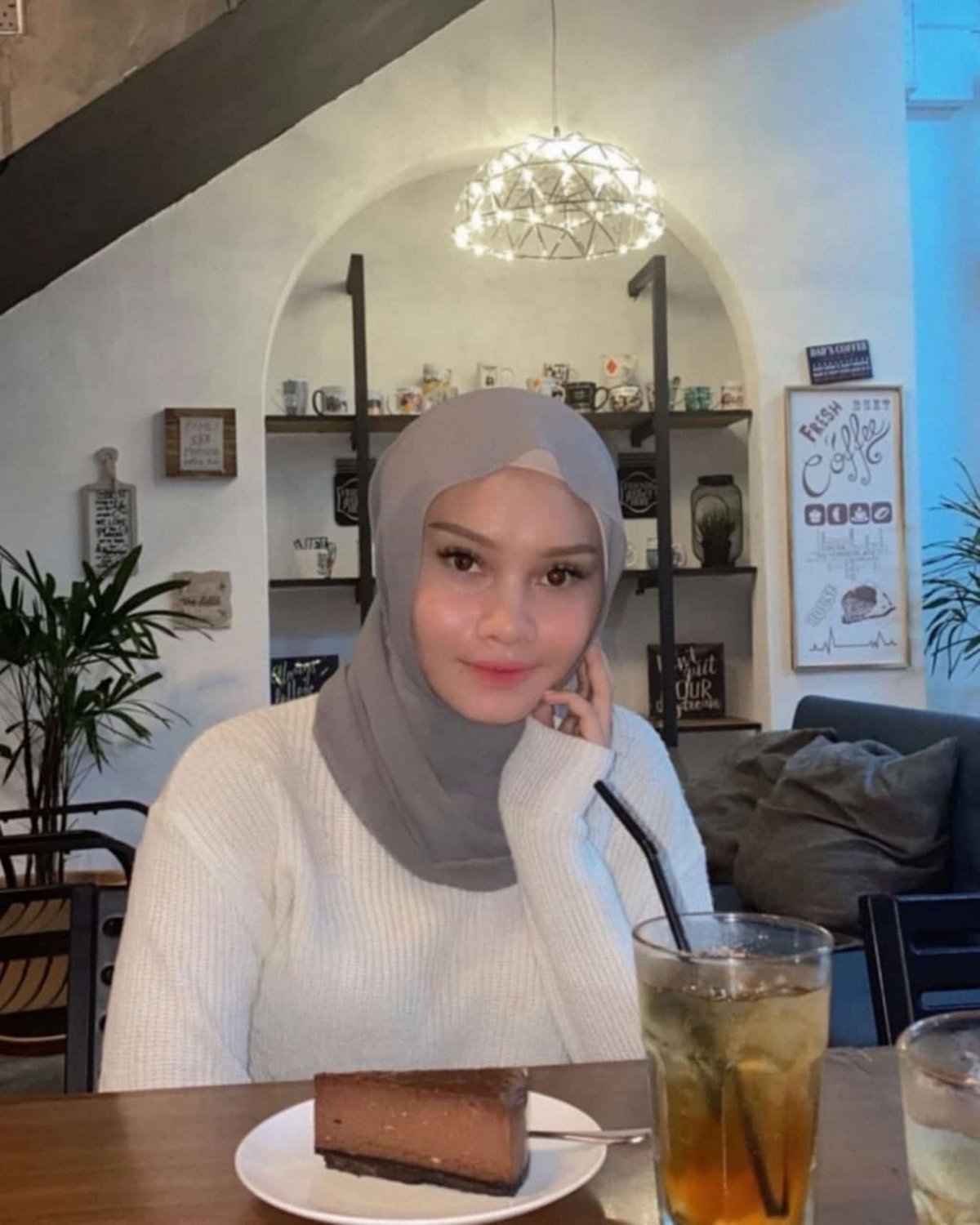 Beautiful Hijabi Muslim girl leaks video call fingering licking pussy and cum out