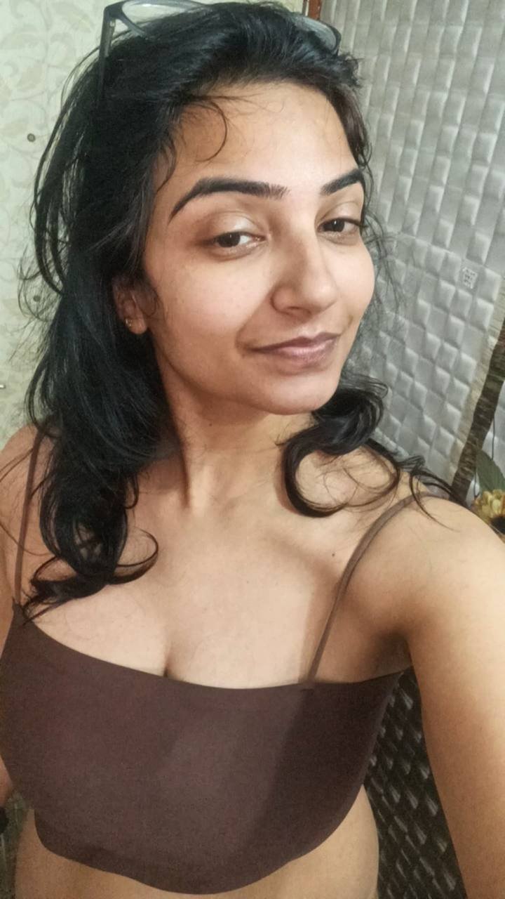 Kerala Mallu Desi Indian college Escort girl fun time with her Boyfriend giving hard blowjob slapped girlfriend