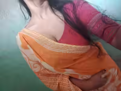 Bengali Girl Reveals Herself in Saree