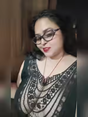 Poonam Choudhary's Big Cleavages Shine