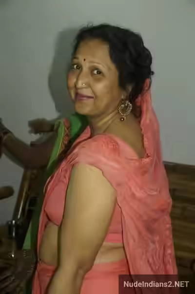 Kanpour Desi Nude Aunty with Big Tits and Large Ass