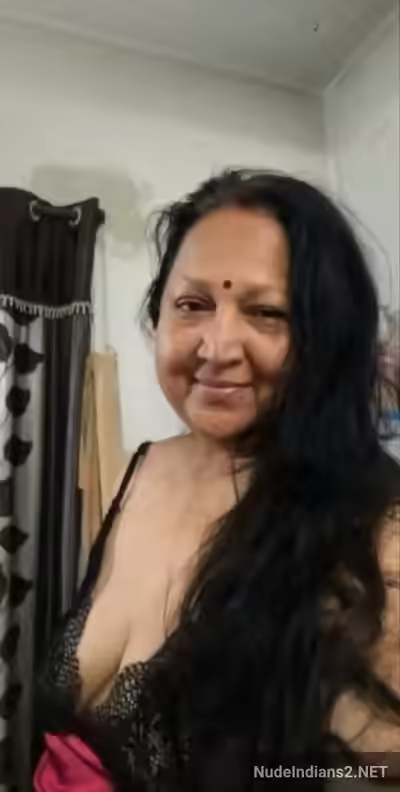 Kanpour Desi Nude Aunty with Big Tits and Large Ass