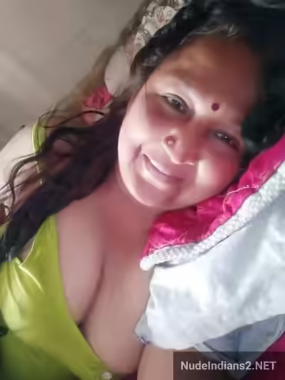 Kanpour Desi Nude Aunty with Big Tits and Large Ass