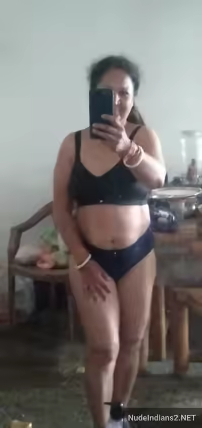 Kanpour Desi Nude Aunty with Big Tits and Large Ass
