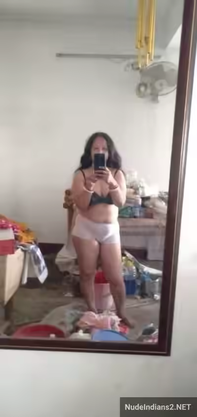 Kanpour Desi Nude Aunty with Big Tits and Large Ass