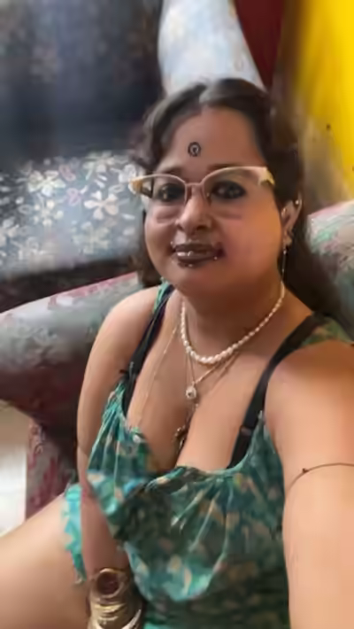 Horny Indian Milf Reveals Boobs and Pussy