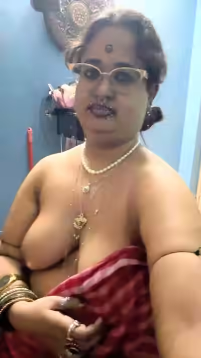 Horny Indian Milf Reveals Boobs and Pussy