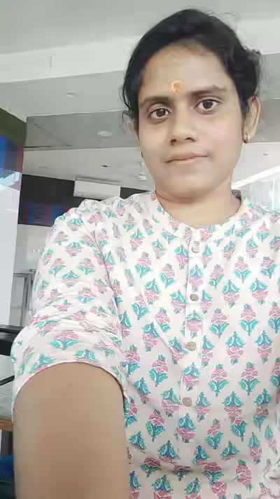 Desi Chubby Bhabhi展示大圆臀与sexy身材
