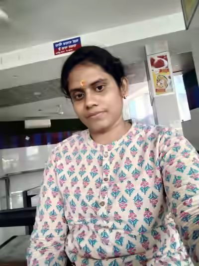 Desi Chubby Bhabhi展示大圆臀与sexy身材