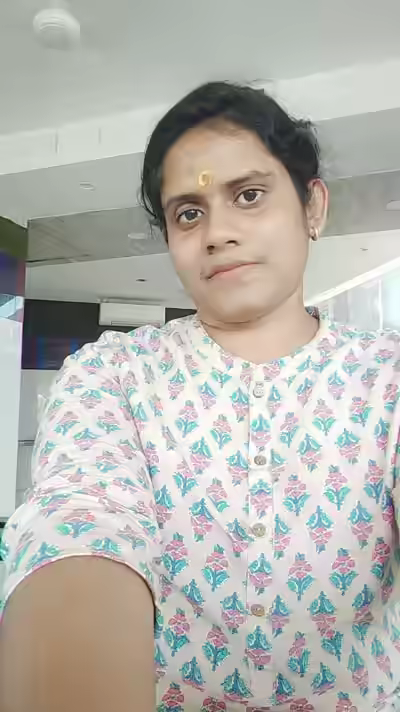 Desi Chubby Bhabhi展示大圆臀与sexy身材