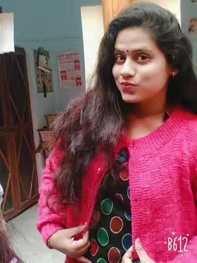 Desi Chubby Bhabhi展示大圆臀与sexy身材