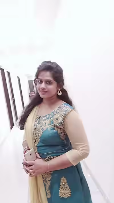 Desi Chubby Bhabhi展示大圆臀与sexy身材