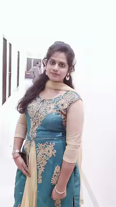 Desi Chubby Bhabhi展示大圆臀与sexy身材
