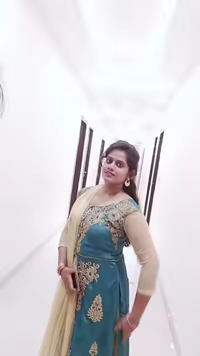 Desi Chubby Bhabhi展示大圆臀与sexy身材