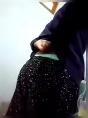 Desi Chubby Bhabhi展示大圆臀与sexy身材