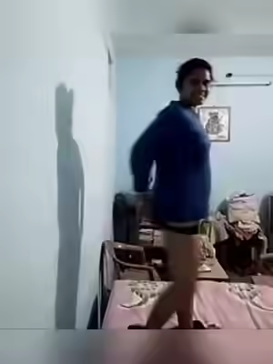 Desi Chubby Bhabhi展示大圆臀与sexy身材