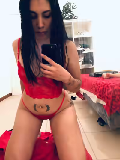 Horny Bitch Plays Pussy