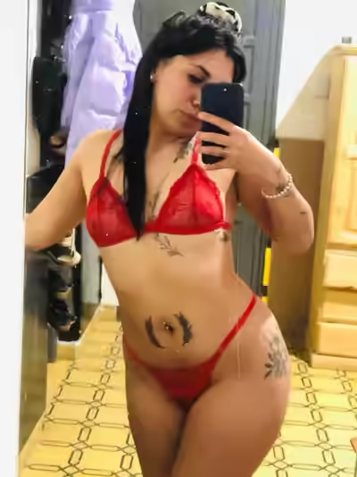 Horny Bitch Plays Pussy