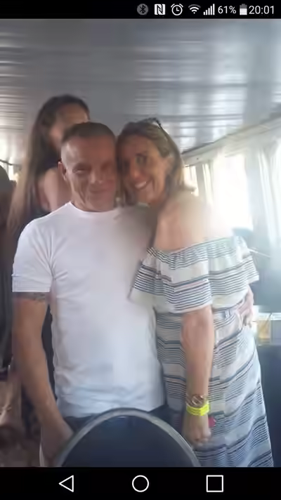 Fully Exposed Wife and Girlfriend FacesTit臀部、乳sie和面部。完全露出来的妻子和女朋友的脸。