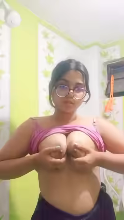 Sexy Chashmish Babe Reveals Beauty
