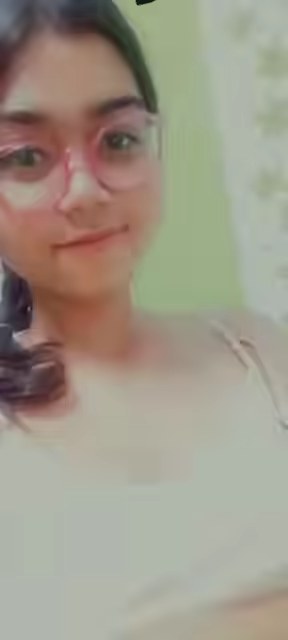 Sexy Chashmish Babe Reveals Beauty