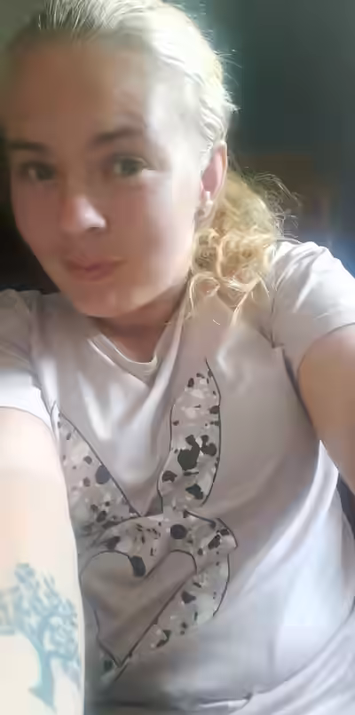 Single Mom Flatters Her Bottom