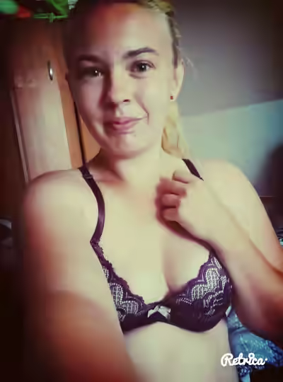 Single Mom Flatters Her Bottom
