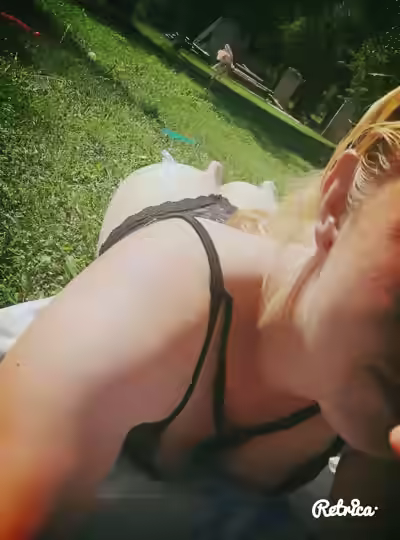 Single Mom Flatters Her Bottom