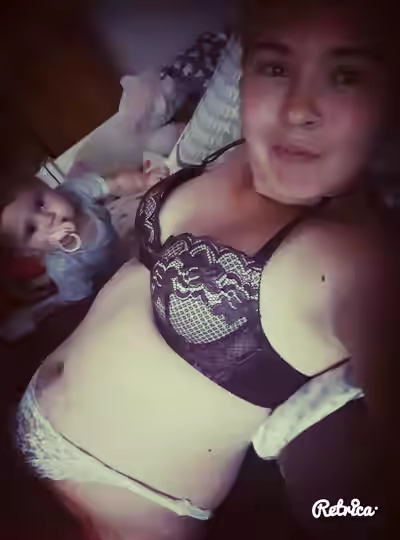 Single Mom Flatters Her Bottom