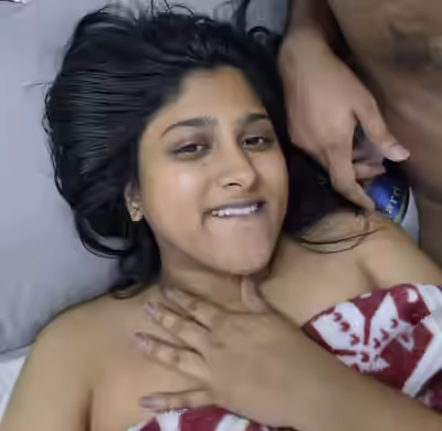 Indian Malaysian Teen's裸体照与 boyfriend
