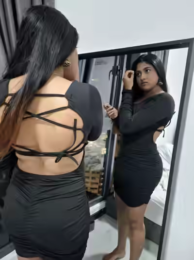 Indian Malaysian Teen's裸体照与 boyfriend