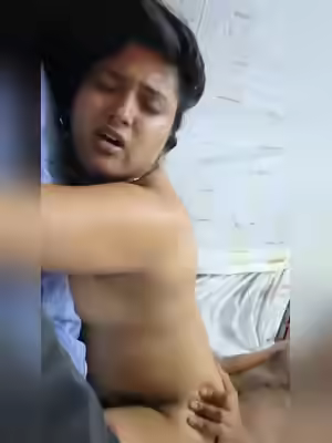 Indian Malaysian Teen's裸体照与 boyfriend