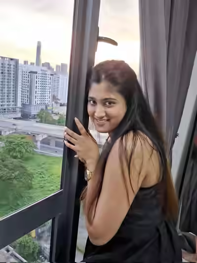 Indian Malaysian Teen's裸体照与 boyfriend