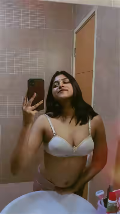 Indian Malaysian Teen's裸体照与 boyfriend