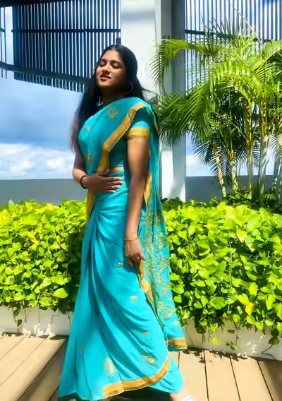 Indian Malaysian Teen's裸体照与 boyfriend