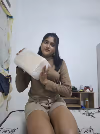 Indian Malaysian Teen's裸体照与 boyfriend