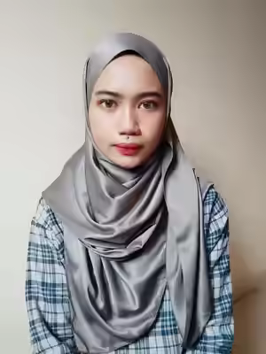 Malaysian Hijabi Girl Reveals Her Sensuality