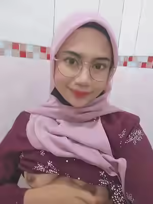 Malaysian Hijabi Girl Reveals Her Sensuality