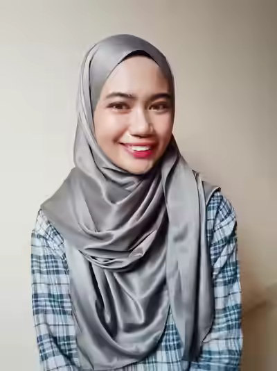 Malaysian Hijabi Girl Reveals Her Sensuality