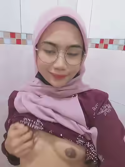 Malaysian Hijabi Girl Reveals Her Sensuality