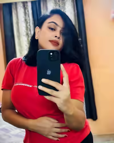 Indian Model Gives Blowjob and Gets Fucked